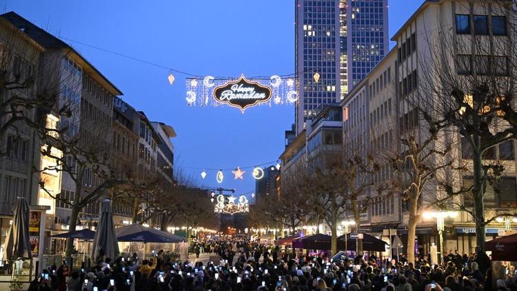 Titre : Des illuminations festives pour célébrer le Ramadan dans plusieurs villes allemandes