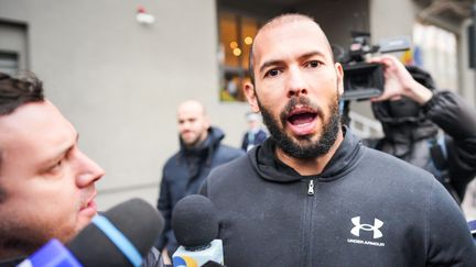 Titre : Controverse autour des critiques de Guy Teissier à l’égard de Simone de Beauvoir au conseil municipal de Marseille