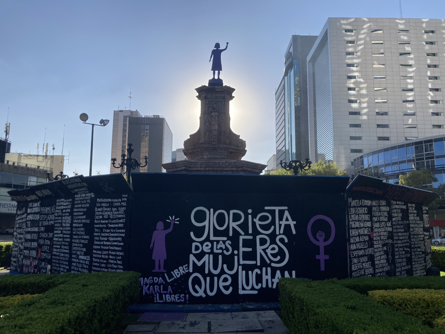 Femmes catholiques unies pour protéger leur église contre les vandalisme des féministes au Mexique