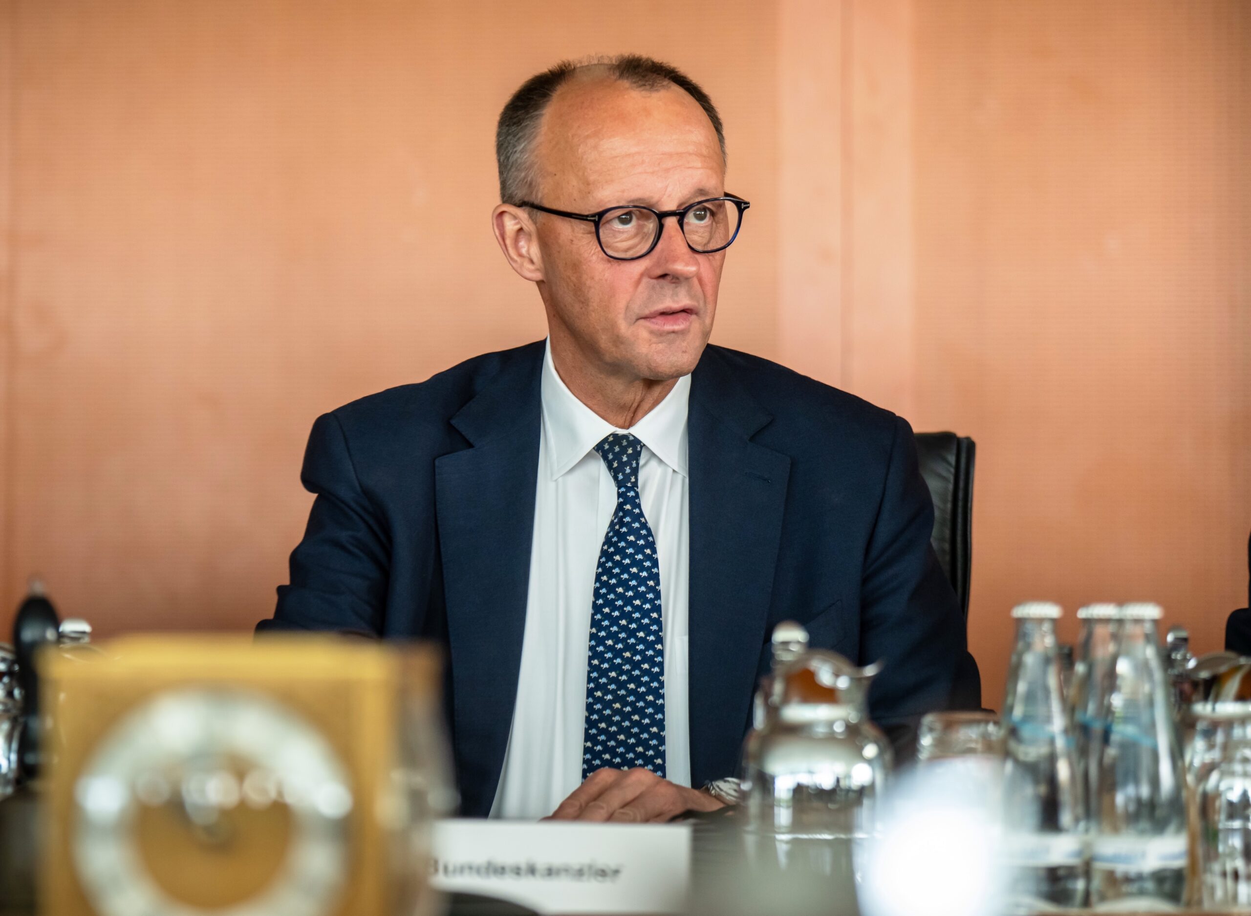 Le chancelier allemand Friedrich Merz condamne le drapeau arc-en-ciel au Bundestag : une déclaration inacceptable