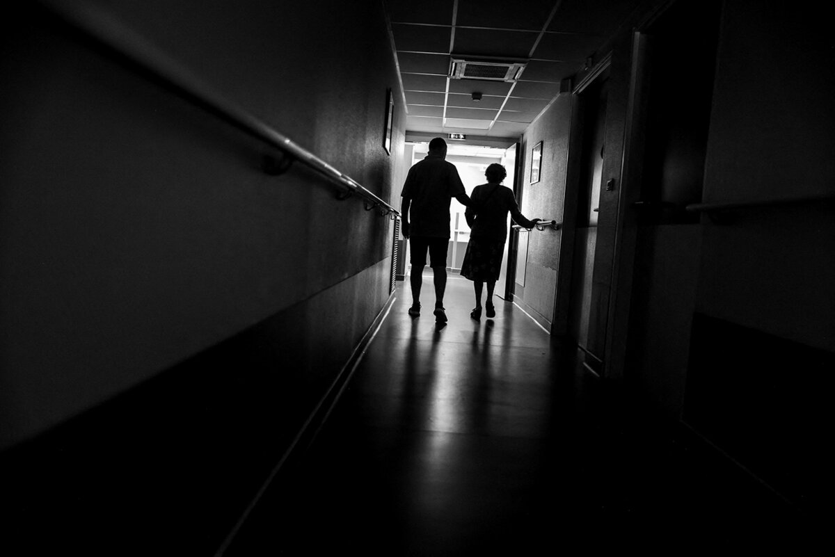 Les abus dans un EHPAD français : une enquête inquiétante dénonce des négligences graves